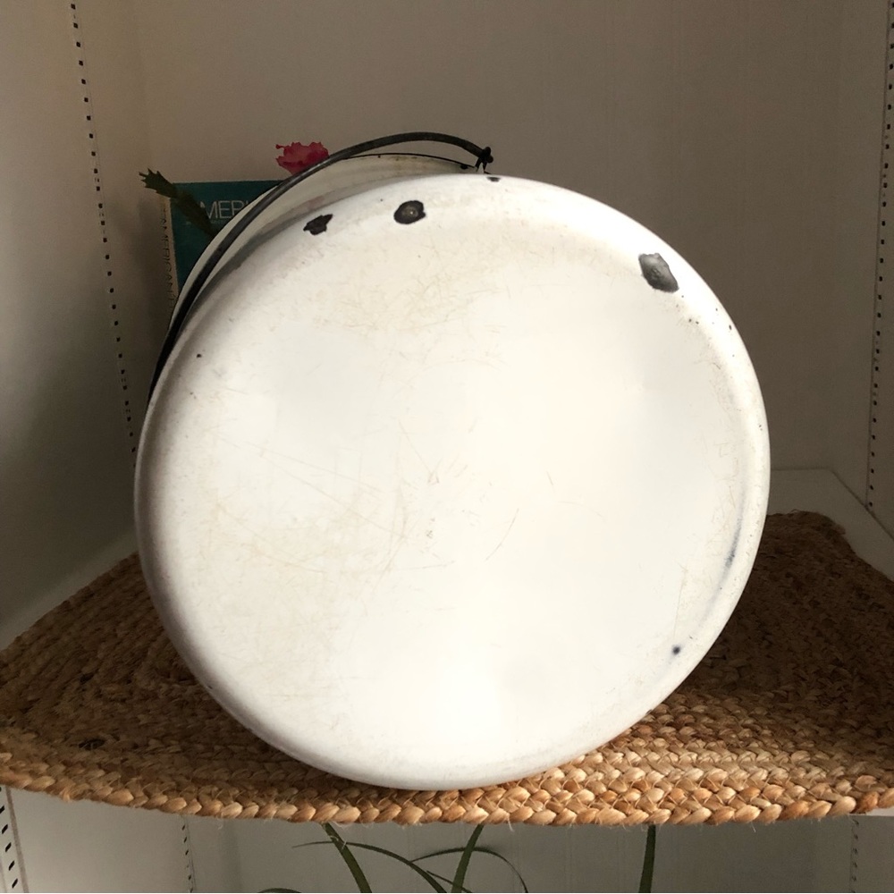 Vintage > Farmhouse White Enamel Stock Pot 8 qt - Picture 10 of 11
